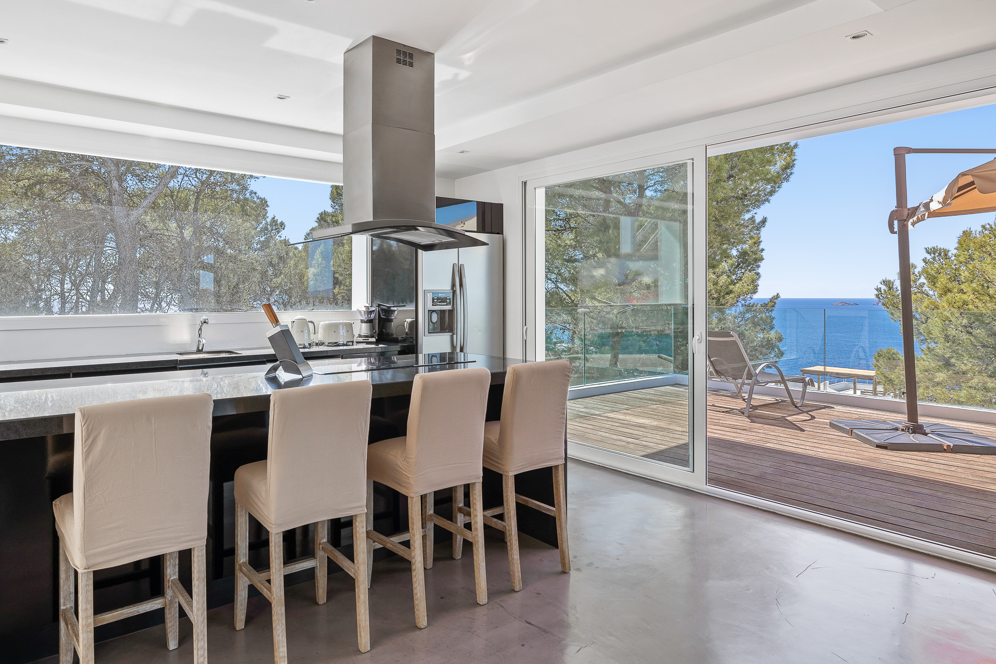 Resa Estates villa te koop sale Ibiza tourist license vergunning modern woonkamer tafel.jpg